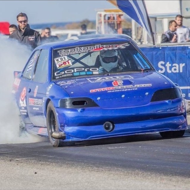 Μπλε αγωνιστικό Ford σε burnout στο drag